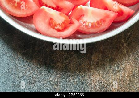 La nourriture. Tomatos sur le bloc hacheur. Banque D'Images