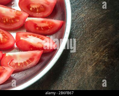 La nourriture. Tomatos sur le bloc hacheur. Banque D'Images