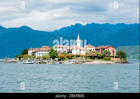 Ville sur une île, Isola dei Pescatori, Stresa, Lac majeur, Piémont, Italie Banque D'Images