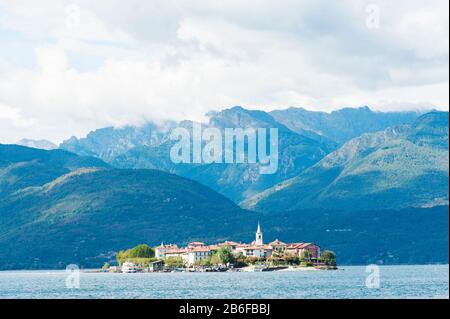 Ville sur une île, Isola dei Pescatori, Stresa, Lac majeur, Piémont, Italie Banque D'Images