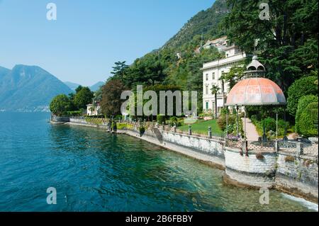 Maison le long d'un lac, lac de Côme, Sala Comacina, Lombardie, Italie Banque D'Images
