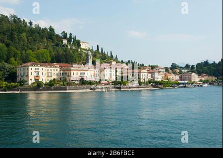 Bâtiments dans une ville au bord de l'eau, Bellagio, lac de Côme, Lombardie, Italie Banque D'Images