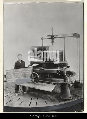 Rouleau de presse double action Braat rouleau de presse double action Braat. En outre, la machine est un garçon indien qui tient un panneau avec des informations sur cette machine. Destiné à l'industrie du thé. Partie d'un groupe de photos séparées, plus grandes de différents types de machines de NV Machinefabriek Braat Surabaya, de la période autour de 1920-1940. Fabricant : Photographe: Fabrication anonyme de lieux Surabaya Dating: 1920 - 1940 Caractéristiques physiques: Gélatine argent imprimé matériel: Papier technique: Gélatine argent imprimé dimensions : h 322 mm × W 238 mm Date: 1920 - 1940 Banque D'Images