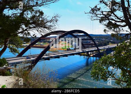 Pont Pennybacker dans l'ouest d'Austin traversant le lac Austin. Banque D'Images