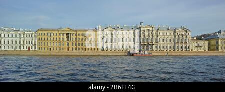 Bâtiments Au Bord De L'Eau, Palais D'Hiver, Musée De L'Ermitage, Rivière Neva, Place Du Palais, Saint-Pétersbourg, Russie Banque D'Images