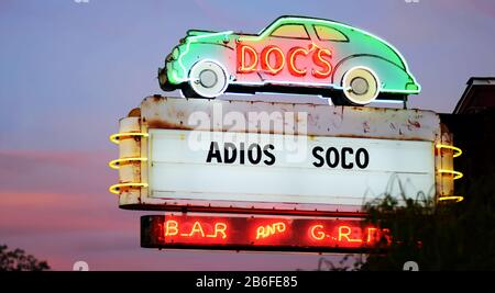 Panneau au néon pour un bar sur South Congress Ave à Austin, Texas. Banque D'Images