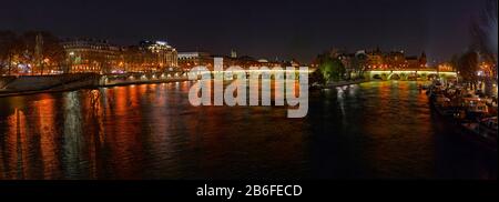 Vue nocturne sur la Seine depuis Pont des Arts, Pont neuf et Ile de la Cité, Paris, Ile-de-France, France Banque D'Images