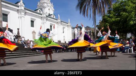 Des danseuses féminines célébrant le festival Inti Raymi, Hotel Plaza Grande, Quito, Équateur Banque D'Images
