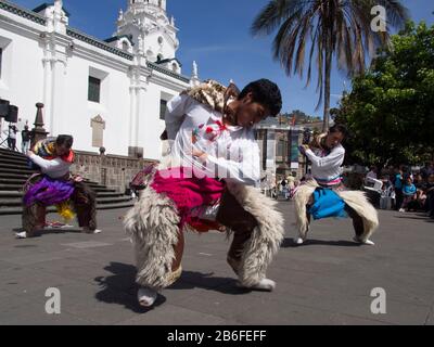 Danseurs masculins célébrant le festival Inti Raymi, Hotel Plaza Grande, Quito, Équateur Banque D'Images