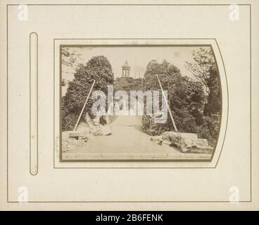 Pont dans le parc les Buttes Chaumont avec la fin du Temple du Sibyl dans Paris Pont dans le parc de la ville les Buttes Chaumont avec la fin du Temple du Sibyl à Paris Type de propriété: Photo Cabinet photo Numéro d'article: RP-F-F00848-O Inscriptions / marques: Inscription verso, manuscrit 'Butte Chaumont 'Descriptio: Une partie de l'album avec des photos du cabinet vu que: Conditions à Paris et Versailles. Fabricant : Photographe: Fabrication anonyme: Paris Date: Le ou après 1869 - vers 1900 Caractéristiques physiques: Albumen imprimer matériaux: Papier carton photo papier technique: Album Banque D'Images