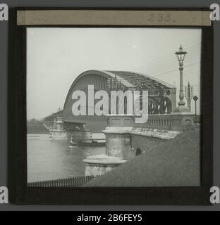 Pont au-dessus du Lek au pont de Culemborg au-dessus du Lek à Culemborg Type de bien: Photo lanterne diapositive Numéro d'article: RP-F 2012-96-15Catalogusreferentie Note: 233 Fabricant : Photographe: Fabrication anonyme de lieux: Culemborg Dating: CA. 1890 - ca. 1905 matériau: Glass technique: Photographie dimensions: 84 mm × h 84 b mm Objet: Pont ferroviaire, tramway; chemin de fer en rack où: Chemin de fer CulemborgLekKuilenburgse Banque D'Images