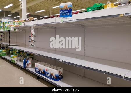 Toronto, Canada. 10 mars 2020. 10 mars 2020 - Toronto, Canada - un seul paquet de papier toilette est ce qui est laissé sur des étagères vides dans une épicerie locale dans la banlieue nord de l'York de Toronto. Dominic Chan/Eximages Crédit: Eximages/Alay Live News Banque D'Images