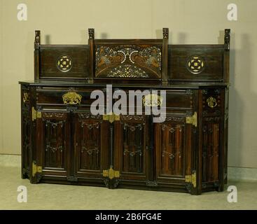 Buffet avec tiroirs et portes décorés de panneaux de lettres et d'autres décorations gothiques avec monogramme sculpté DVS buffet met stand van coromandelhout ingelegd met notenhout, ivoor en messing, het aveugléwerk van eikenhout, met twee chargé boven vier deuren en de hoekstijlen twee kleinere en charge. Versierd met briefpanelen en met gothische en etere versieringsmotieven. In de opstand het gesneden monogramme DVS voor mr. TH.G. Dentz van Schaick. Fabricant : vervaardiger: Kunsthandel E.J. van Wisselinghontwerper: Carel Adolph Lion CachetPlaats fabrication: Amsterdam Dating: CA. 1910 - ca. 1918 Ma Banque D'Images