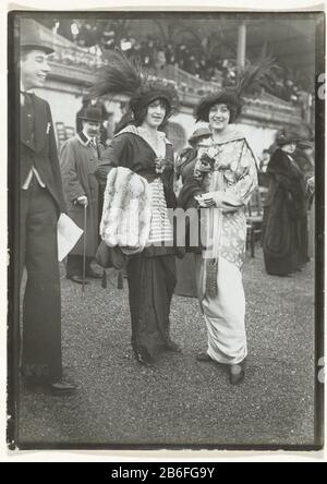 Portrait extérieur de deux femmes avec une grosse plume dans leur chapeau Deux femmes (sur un circuit de course), Paris Portrait Extérieur de deux femmes avec une grosse plume dans leur chapeau deux femmes (sur un circuit de course?), Paris Type de propriété: Photographies Numéro d'article: RP-F 2002-4 Inscriptions / marques: Inscription verso, écrit: '1913 / Frères Seeberger / 600 (Où: Apparemment dans une main ultérieure ( '600' pour sûr est la valeur en francs) Fabrication Créateur: Photographe: Freres Seeberger (propriété cotée) Lieu de fabrication: France Date: 1913 Caractéristiques physiques: Gélatine argent imprimé matériel: Papier carton Ingénierie : gélatine silv Banque D'Images