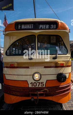 Des tramways de San Francisco longent le secteur riverain de la baie Banque D'Images