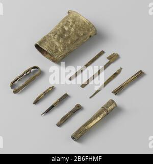 Outils et instruments, boîtier d'instruments de dessin; (12); a: (1) boîtier, ovale en section, légèrement taillé (6,9h, 4,7-4,1W, 2,3d), décoration gravée de motifs floraux avec panneau central simple, bord supérieur moulé avec charnière à trois charnières sur le côté court, couvercle et bas manquants; b: (1) cadre de séparation avec instruments; c: (1) stylo, tube droit (2.4l, 0.5d) avec stylo plongeur inséré (0.4d); d: (1) crayon, tube (2.9l, 0.4d) avec fini en forme de balustre inversé, (w) crayon inséré (0.3d); e: (1)(cil) support, cylindre, facettes octogonales, tapising (7l, couvercle (0.9d); 1-0.9d) avec stylo (0.1d) Banque D'Images