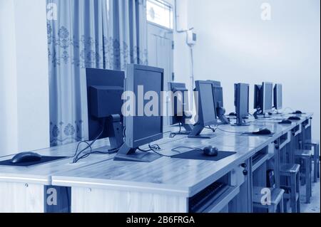 Laboratoire informatique, rangées d'ordinateurs parfaitement placées. Banque D'Images