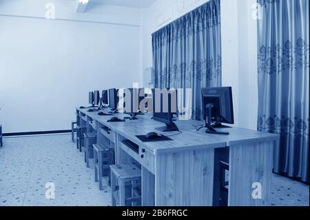 Laboratoire informatique, rangées d'ordinateurs parfaitement placées. Banque D'Images