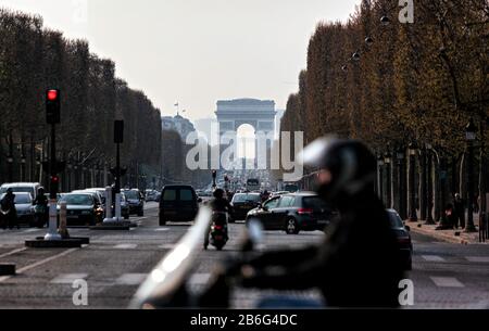 Authentique vie quotidienne à Paris : circulation aux heures de pointe sur les champs-Elysées de la Concorde à l'Arc de Triomphe, Rive droite, Paris, France, Europe Banque D'Images