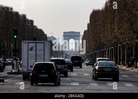 La vie quotidienne à Paris : circulation aux heures de pointe sur les champs-Élysées de la Concorde à l'Arc de Triomphe, Rive droite, Paris, France, Europe, couleur Banque D'Images