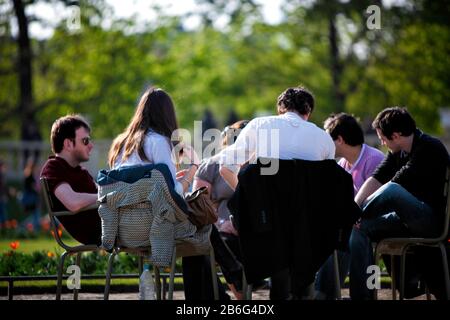 Authentique vie quotidienne à Paris : les gens se détendent dans le jardin du Luxembourg sous un soleil, samedi de printemps après-midi, rive gauche, Paris, France, Europe, couleur Banque D'Images