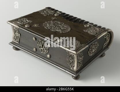 Cassette sous forme de livre cassette sous forme de livre dans le quatrième rond, jambes aplaties. Les coins sont dotés de raccords argentés au motif rococo. Sur la pièce jointe de couverture comparable entourée de fleurs. Serrure argentée à motif coque, entre autres, sur la plaque de verrouillage. La cassette arrière est striée, comme un livre. Clé ontbreekt. Fabricant : meubelmaker: Fabrication anonyme: Indonésie Date: 1750 - 1774 matériau: Ebony Silver cuivre technique: Découpage / magasin / engraa (gravure) Dimensions: H 7 cm. B × 24 cm. D × 17 cm. Objet: Ornement de fantaisie de livre quand: 1750 - 1775 Banque D'Images