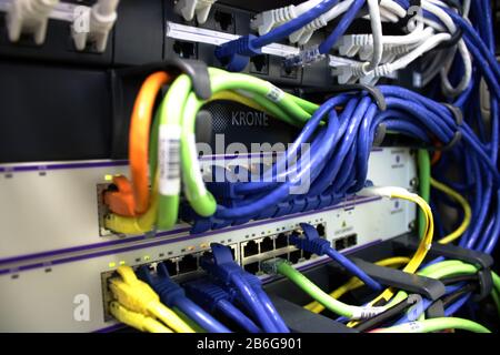 Câbles Ethernet et câble à fibre optique branchés sur les serveurs Banque D'Images