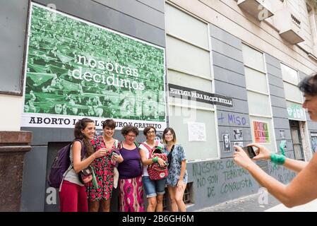 CABA, Buenos Aires / Argentine; 9 mars 2020: Journée internationale des femmes. Les femmes prenant une photo devant un cartel féministe, pour la défense de la loi Banque D'Images