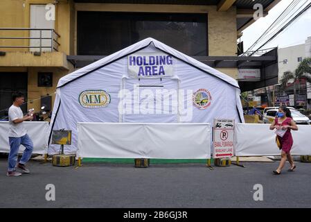 Makati City, Région De La Capitale Nationale, Philippines. 11 mars 2020. Une zone de détention a été mise en place juste à l'extérieur du centre médical de Mandaluyong. Crédit: George Buid/Zuma Wire/Alay Live News Banque D'Images