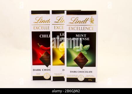 Alberton, Afrique du Sud - trois barres de chocolat noir Lindt isolées sur une image d'arrière-plan claire avec espace de copie en format horizontal Banque D'Images