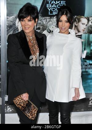 Kris Jenner et Kim Kardashian à la première de Los Angeles de 'Unknown' tenue au Regency Village Theatre à Westwood, CA. L'événement a eu lieu le mercredi 16 février 2010. Photo par: SBM / PictureLux Tous droits réservés - référence de fichier #33984-666SBMPLX Banque D'Images