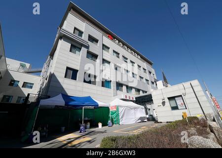 SANGJU, PROVINCE DE GYEONGLANG NORD, CORÉE DU SUD. 11 mars 2020. 11 mars 2020-Sangju, Corée du Sud-A vue de la COVID19 Centre d'isolement de cas doux à l'hôpital de la Croix-Rouge à Sangju, Souh Corée. La Corée du Sud a signalé mercredi 242 nouveaux cas de coronavirus, contre 131 nouveaux cas par jour plus tôt, ce qui porte le nombre total d'infections du pays à 7 755. Les cas confirmés n'ont montré aucun signe de ralentissement dans la ville sud-est de Daegu et la capitale Séoul. Crédit: Ryu Seung-Il/Zuma Wire/Alay Live News Banque D'Images