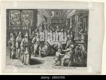 Christ devant la Passion, la mort et la résurrection du Christ (titre de la série) Passio, mors et Nostri Iesu Christ Resurrection dn (titre de la série) Christ par des soldats au Sanhédrin, les grands prêtres du conseil sont chargés. Il trébuche et est battu par les soldats. En arrière-plan, l'interrogatoire du Christ par le Sanhédrin. L'imprimé a une légende latine et fait partie d'une série sur la passion, la mort et la résurrection de Christus. Fabricant : printmaker: Adriaen Collaert (propriété listée) conçu par: Stradanus (bâtiment listed) Editeur: Philips Galle (listed on object) Place manufacture Banque D'Images