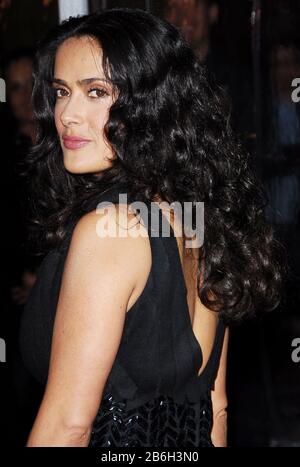 Salma Hayek à la première de Los Angeles de "Ask The Dust" tenue au Théâtre égyptien à Hollywood, CA. L'événement a eu lieu le jeudi 2 mars 2006. Photo par: SBM / PictureLux Tous droits réservés - référence de dossier #33984-980SBMPLX Banque D'Images