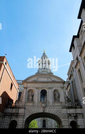 Statue sur l'arche d'entrée de la cathédrale St Paul dans un après-midi ensoleillé, Londres Royaume-Uni Banque D'Images