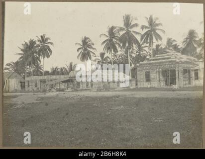 Construction d'un immeuble vue d'un chantier avec un groupe de bâtiments en construction, Où: Apparemment à Medan. Photos dans l'album photo des architectes et constructeurs néerlandais Bennink et Riphagen à Medan dans les années 1914-1919. Fabricant : Photographe: Fabrication anonyme de place Medan Dating: 1914 - 1919 Caractéristiques physiques: Gélatine argent imprimé matériel: Papier technique: Gélatine argent imprimé dimensions: Photo: H 120 mm × b mm Date 166: 1914 - 1919 Banque D'Images