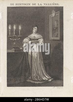 Une dame se tenant à côté d'une table Où: Sur une boîte et un chandelier avec trois bougies brûlantes. Il regarde le portrait d'un homme sur le mur derrière la haar. Fabricant : Print maker: Philippus Vellum (indiqué sur l'objet) Lieu de fabrication: Pays-Bas Date: 1822 Caractéristiques physiques: Gravure et engrama matière: Technique du papier: Gravure / engrama (impression) mesures: Feuille: H 112 mm × b 85 mmTohteliginPrent également utilisé dans: Nederlandsche Muzen-Almanac. Rotterdam : J. Immerzeel, 1822. Objet: Boîte aux bijoux (+ variante) photo, peinture Banque D'Images