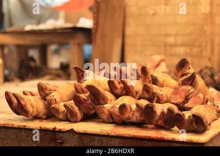 Pieds de porc à l'intérieur du marché de Hogg à Kolkata, en Inde Banque D'Images