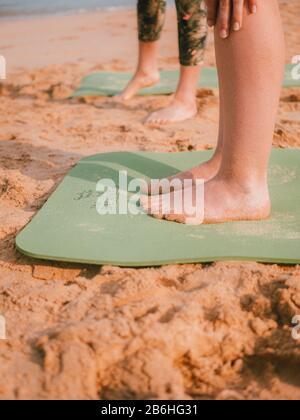 Une femme menant un cours de yoga privé sur la plage En Australie occidentale Banque D'Images