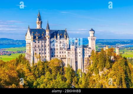 Château de Neuschwanstein en automne, Schwangau, Allgaeu est, Allgaeu, Swabia, Haute-Bavière, Bavière, Allemagne Banque D'Images