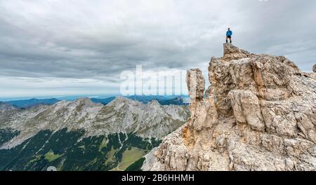 Mountaineer se dresse sur un rocher, une crête de la chaîne Oedkarspitzen, Hinterautal-Vomper, Karwendel, Tyrol, Autriche Banque D'Images