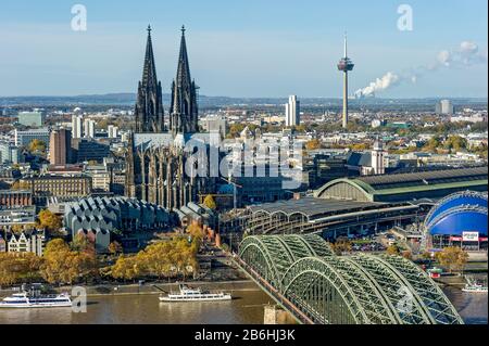 Vue sur le Rhin jusqu'à la vieille ville de Cologne, le musée Ludwig, la cathédrale de Cologne, le pont Hohenzollern, la gare centrale, le dôme musical, derrière Banque D'Images