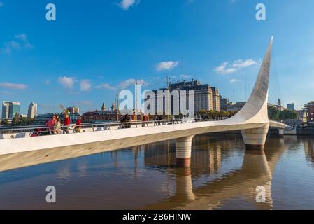 Puerto Madero avec Women's Bridge Puente de la Mujer, nouvelle ville portuaire à l'architecture internationale, Buenos Aires, Argentine Banque D'Images