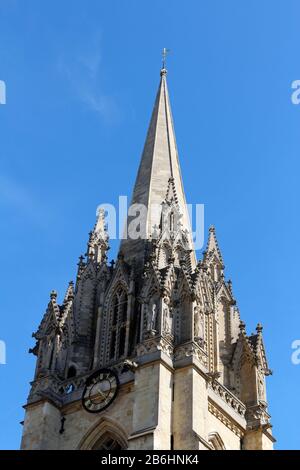 Oxford, Royaume-Uni - 14 mai 2019: Architecture gothique de l'église universitaire de Sainte Marie la Vierge avec l'horloge contre le ciel bleu clair à Oxford, Londres Banque D'Images