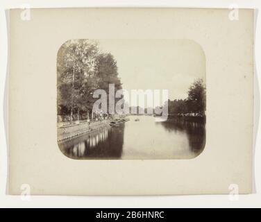 De Kali Mas le Kali Mas Surabaya gauche avec un haut remblai et des arbres. Dans la rivière sont plusieurs canoës amarrés. Des deux côtés se trouvent les ombres des arbres dans l'eau. Une partie de l'album offert par l'Association Soerabayasche des fabricants de sucre à Frederick Beyerinck, résident de Soerabaja. Fabricant : Photographe: Herman Salzwedlopdrachtgever: Soerabayasche Association of Sugar Fabricant Lieu de fabrication: Surabaya Dating: 1876 - 1884 Caractéristiques physiques: Albumen print material: Paper technique: Albumen print size: H 22.2 cm. B × 27,6 cm. Objet: 1876 - 1884 Banque D'Images