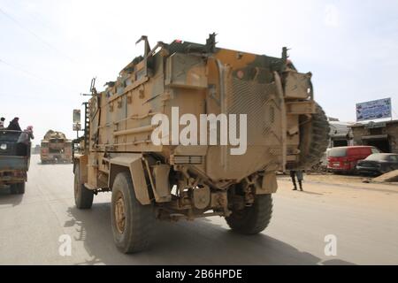 10 mars 2020 : dlib, Syrie. 10 Mars 2020. Un convoi turc de véhicules militaires entre en Syrie par le passage de Kafr Lusin situé près du passage de Bab Al-Hawa dans le nord d'Idlib. La colonne s'est dirigée vers les postes d'observation turcs dans la zone de « remontée électronique » d'Idlib pour renforcer un grand nombre de militaires turcs et de soldats déployés dans la région ces dernières semaines. La Turquie a continué d'envoyer plus de renforcement militaire dans la zone de "remontée électronique" depuis l'entrée en vigueur du nouveau cessez-le-feu dans la région vendredi dernier, à la suite d'une réunion de six heures entre La Présidence russe Banque D'Images