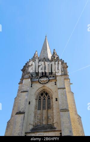 Oxford, Royaume-Uni - 14 mai 2019: Architecture gothique de l'église universitaire de Sainte Marie la Vierge avec l'horloge contre le ciel bleu clair à Oxford, Londres Banque D'Images