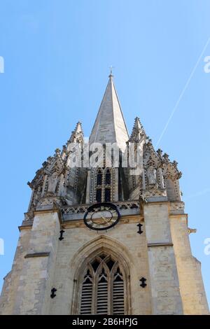 Oxford, Royaume-Uni - 14 mai 2019: Architecture gothique de l'église universitaire de Sainte Marie la Vierge avec l'horloge contre le ciel bleu clair à Oxford, Londres Banque D'Images