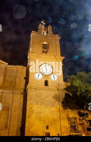 Tours de la co-cathédrale de Saint-Jean la nuit, la Valette, Malte Banque D'Images