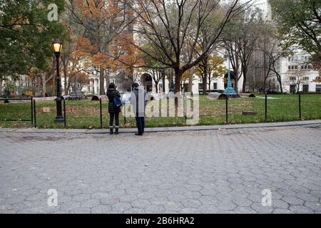 Un couple dans le parc Banque D'Images